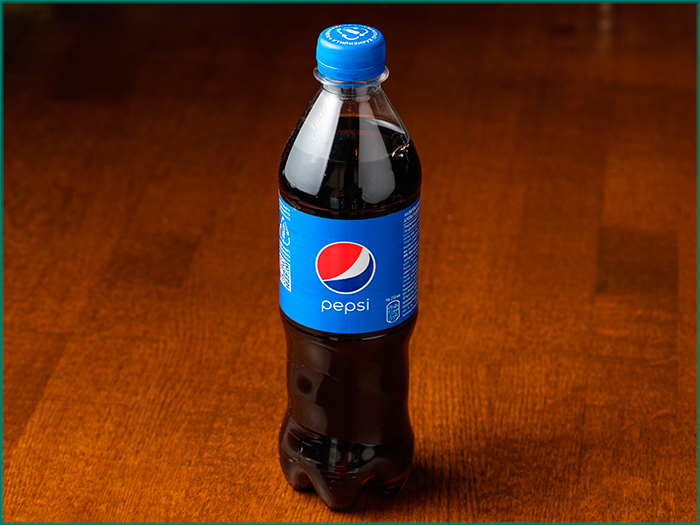 Песня на столе стоит бутылка пепси колы. Пепси 0,5. Бутылка пепси 0.6. Pepsi 1000 мл. Пепси кола 0.5.